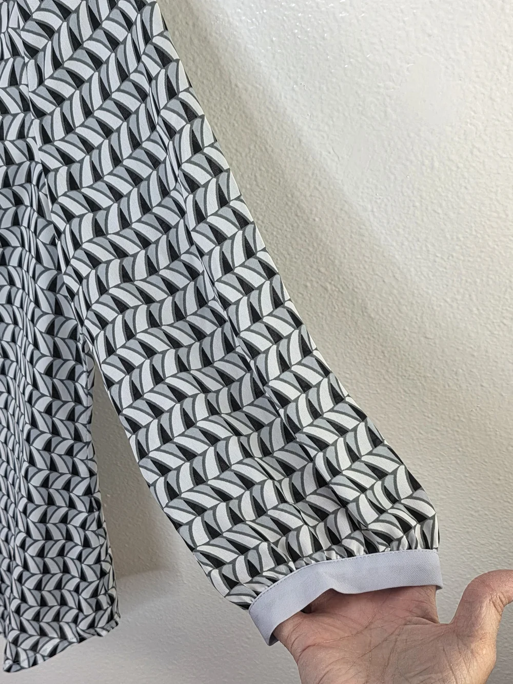 Banana Republic Black & White Geometric Print Chiffon Blouse Size Small